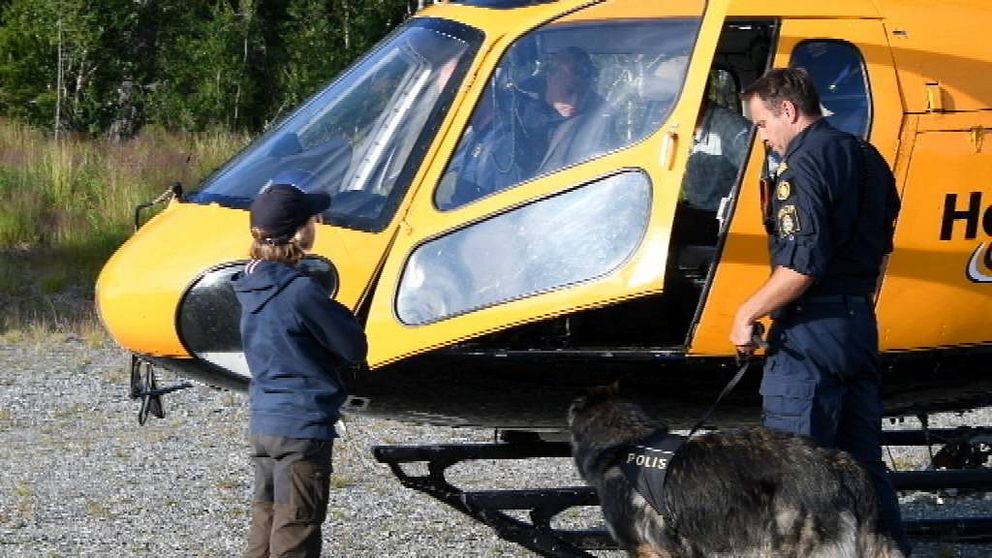 pojke och polisman vid helikopter