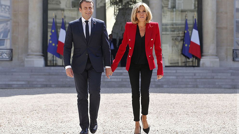 Emmanuel och Brigitte Macron bor i Elyséepalatset i Paris med en stab på 800 personer.