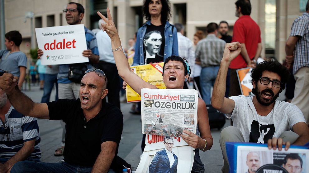 Demonstranter utanför domstolen i Istanbul den 28 juli, där rättegångarna mot journalister från tidningen Cumhuriyet pågår.