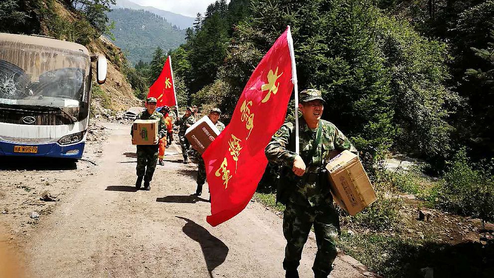 Kinesisk militär bär förnödenheter i den jordskalvsdrabbade Sichuanprovinsen i centrala Kina.
