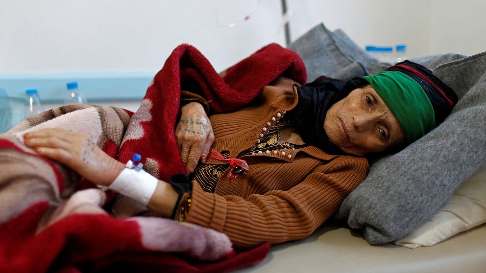 En äldre kvinna i Jemen får behandling för kolera.