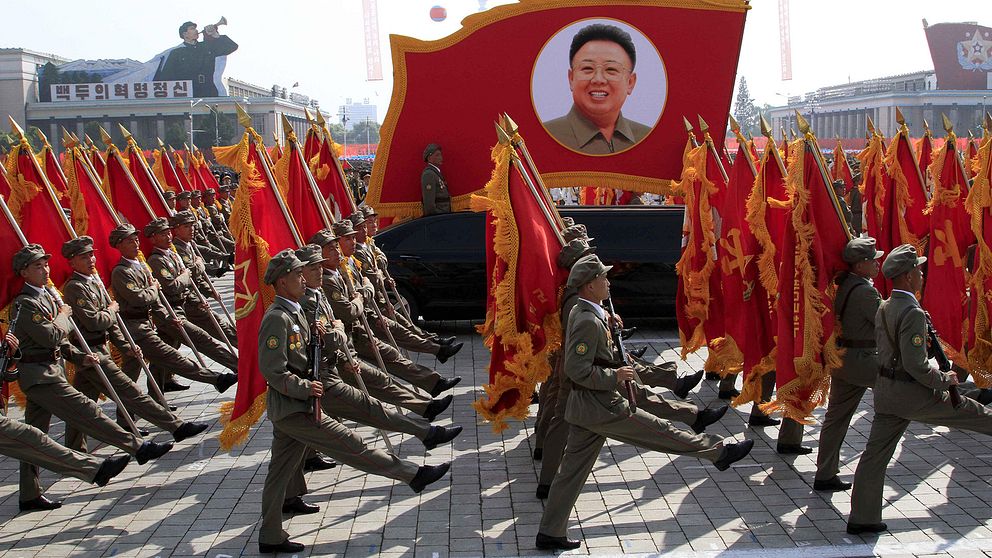 Nordkoreanska soldater marscherar bredvid ett porträtt av landets ledare Kim Jong-il.