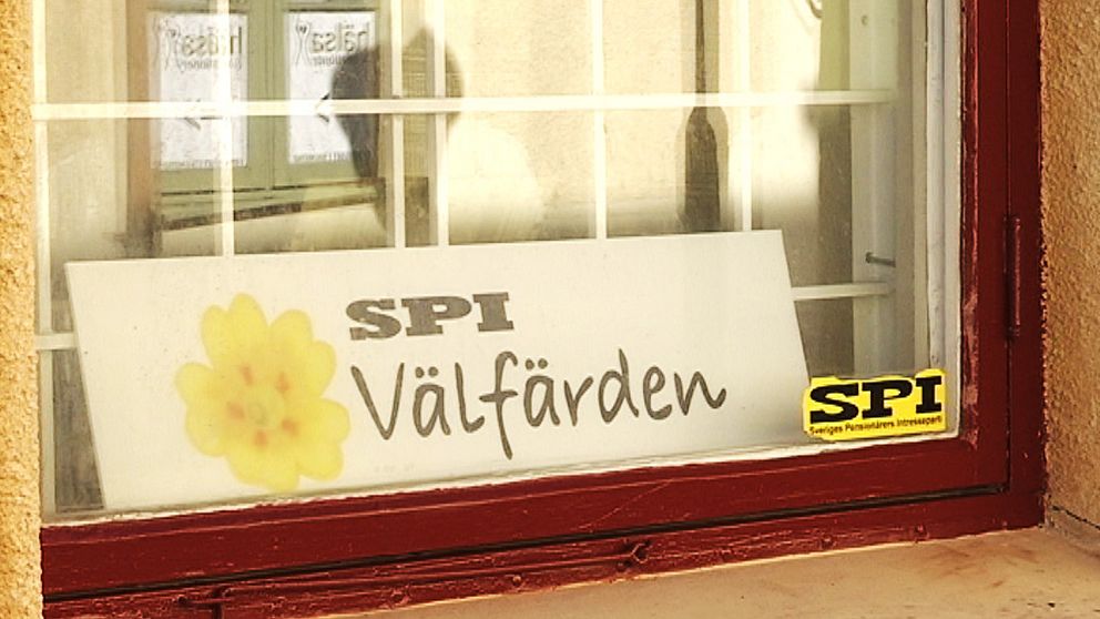 Fönsterskylt i SPI Välfärdens partilokal i Halmstad.