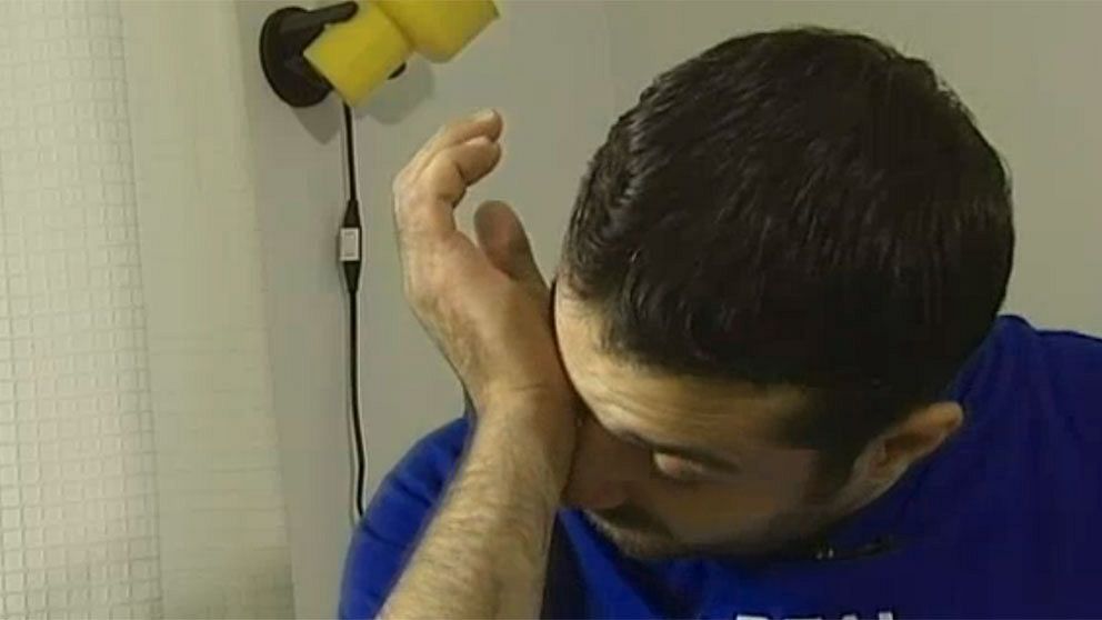 Fadi Alkabra faller i gråt när han får se bilderna på sin familj.