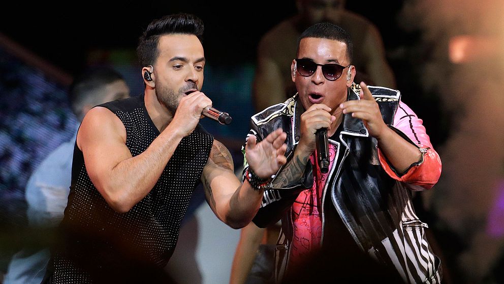 Luis Fonsi och Daddy Yankee framför ”Despacito”.