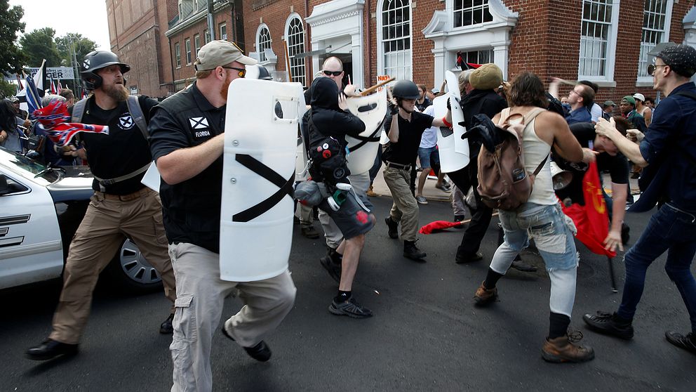 Vit makt-anhängare möter motdemonstranter i Charlottesville, Virginia.