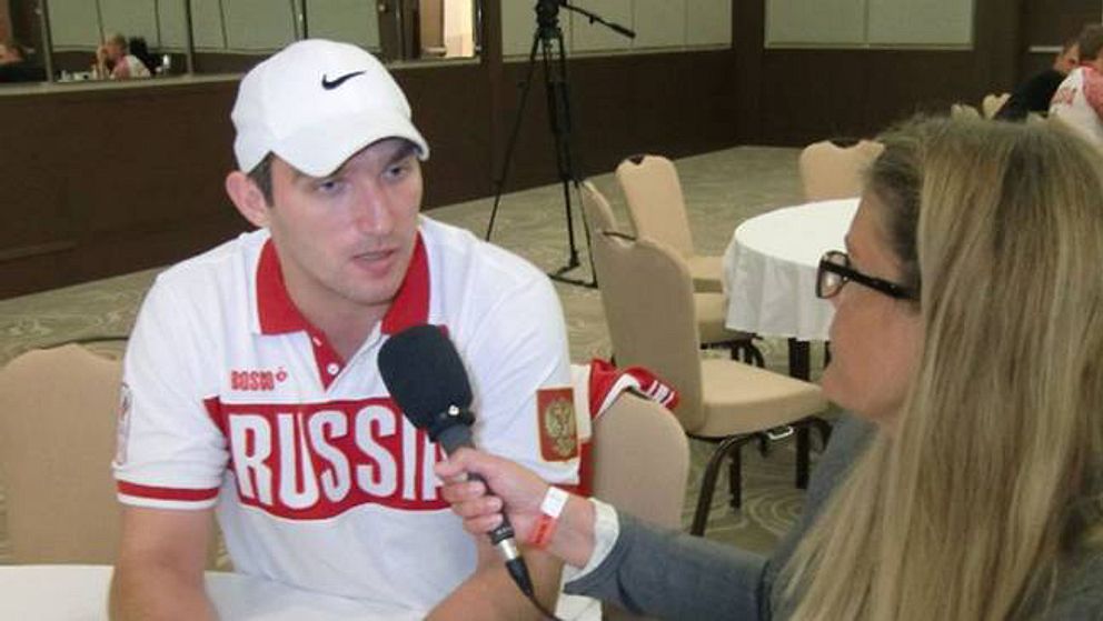 Ryska hockeystjärnan Ilja Kovaltjuk intervjuas av SVT Sports Marie Lehmann.