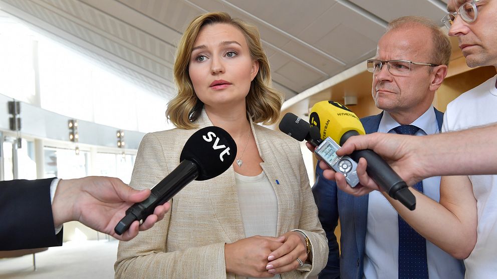 Kristdemokraternas partiledare Ebba Busch Thor meddelar att KD hoppar av samtalen med regeringen, Moderaterna och Centern om pengar till försvaret.