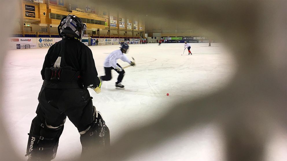 Bandyspelare skjuter skott mot mål