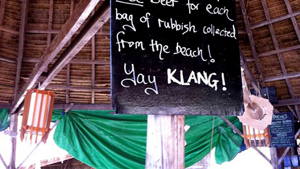 En bar i Kambodja har skapat ett belöningssystem för att plocka skräp.