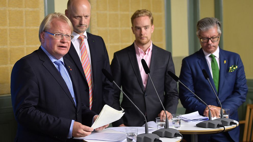 Försvarsminister Peter Hultqvist (S), Daniel Bäckström (C), Anders Schröder (MP) och Hans Wallmark (M) under pressträffen på Rosenbad.