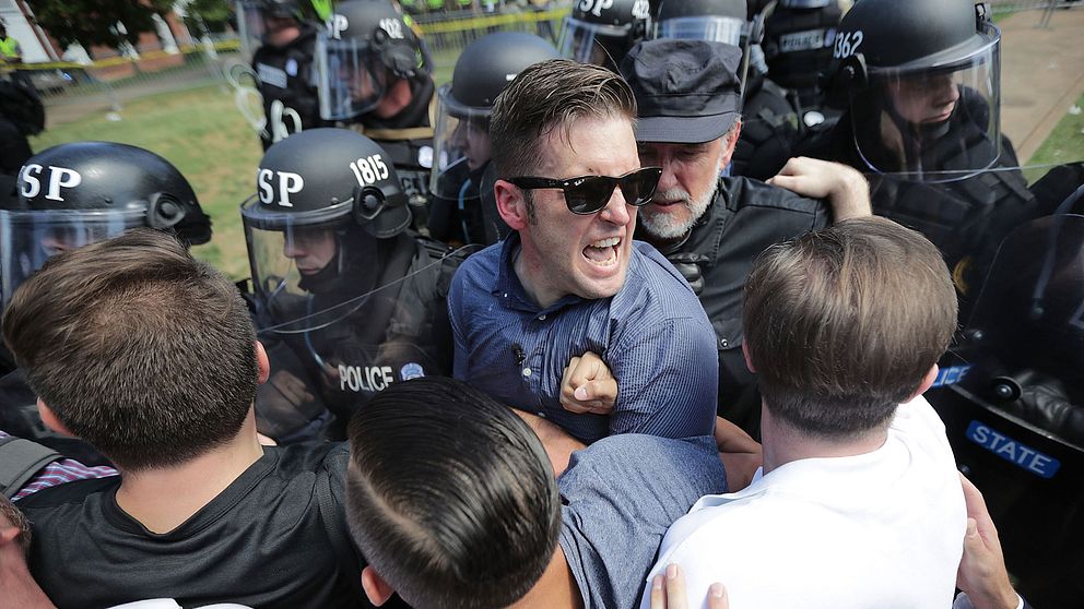 Vit makt-nationalisten Richard Spencer i bråk med polisen i Charlottesville.