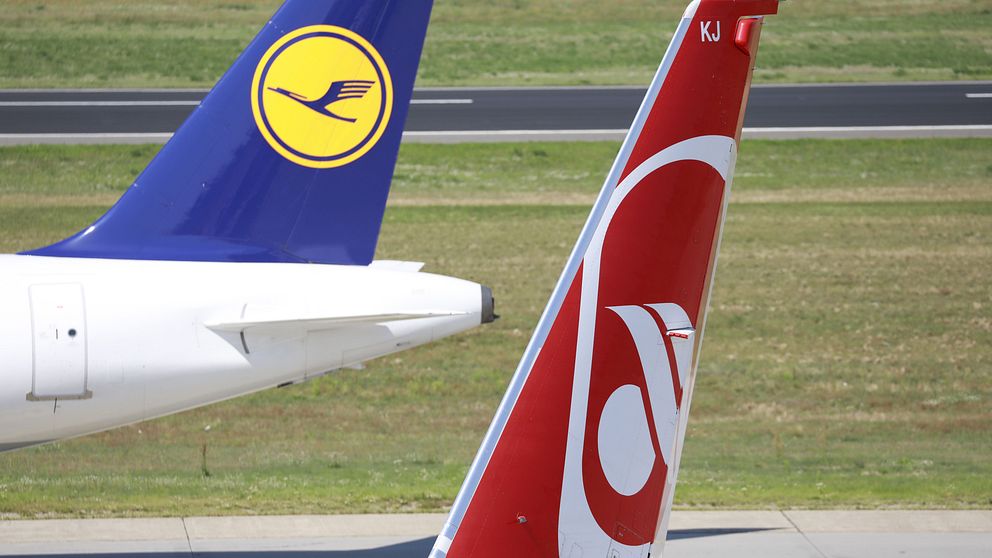 Två flygplan, det ena Lufthansas och det andra Air Berlins.