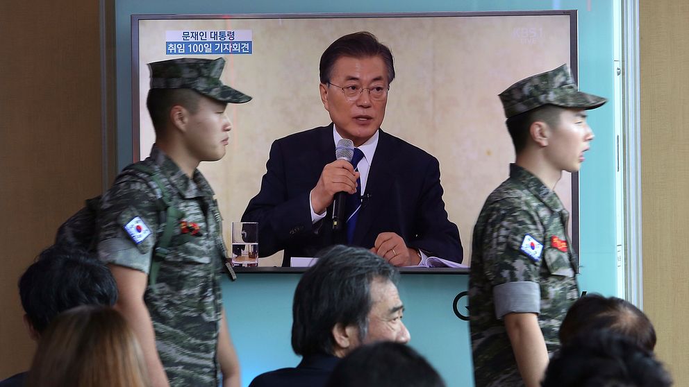 Sydkoreansk militär framför en tv som visar president Moon Jae-ins pressträff.