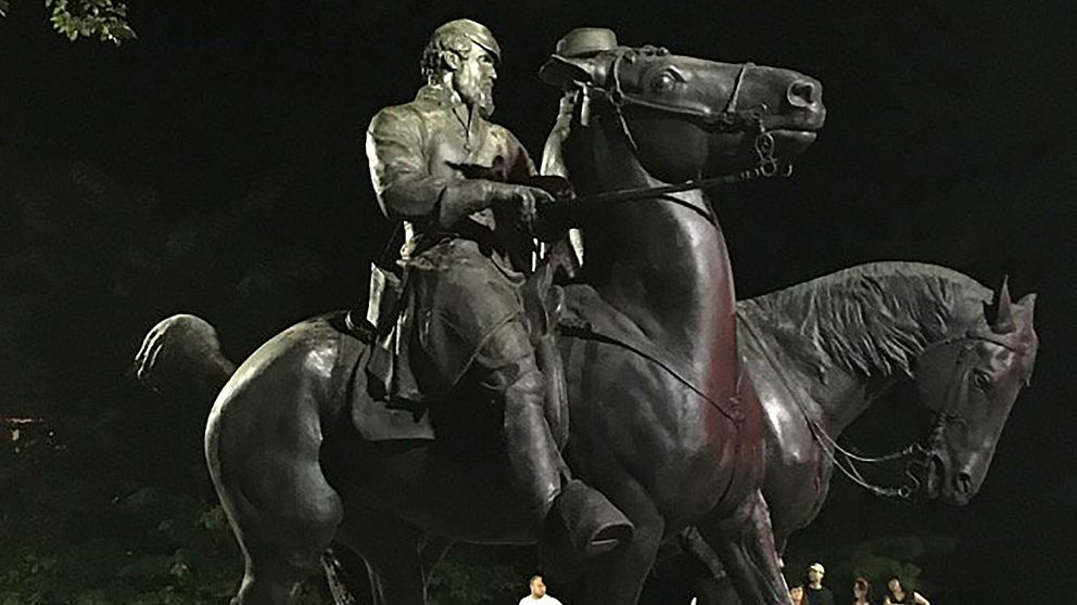 I onsdags plockades fyra monument ned i Baltimore, bland annat en staty av sydstatsgeneralerna Robert E. Lee och Thomas ”Stonewall” Jackson.
