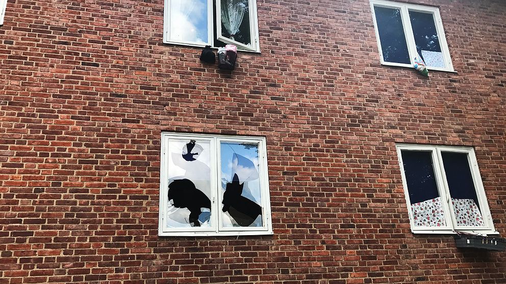 Fönsterrutor krossades i samband med bråket.