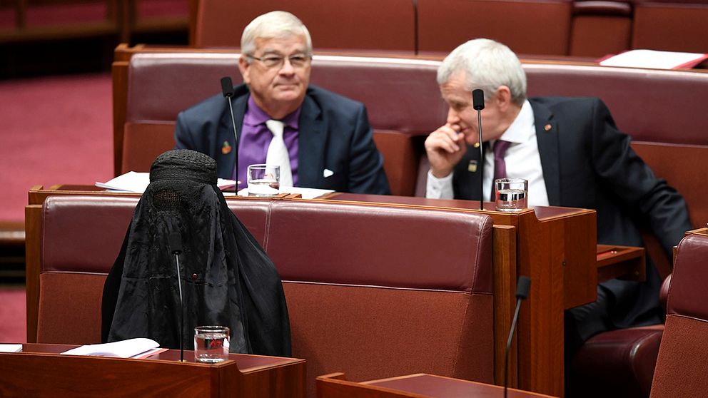 Senator Pauline Hanson iklädd burka i australiensiska parlamantet.