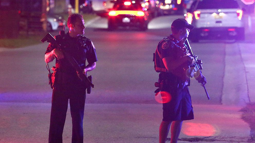 Två poliser står vakt utanför Osceola Regional Medical Center i Kissimmee, Florida, där två poliser sköts.