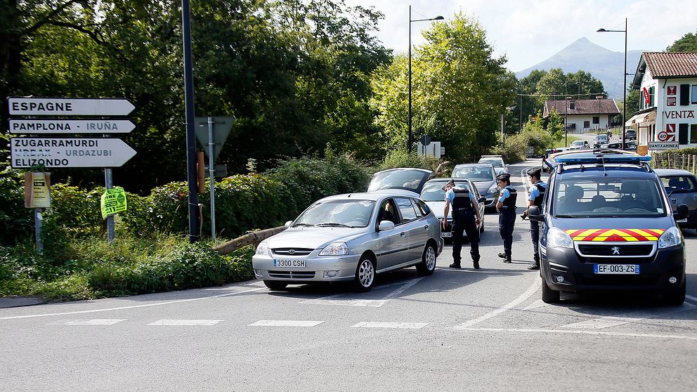Fransk polis kontrollerar bilar vid gränsen till Spanien.
