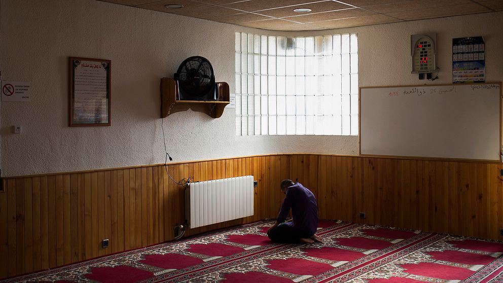 En man ber i moskén i Ripoll, där den misstänkte imamen var verksam. Arkivbild.