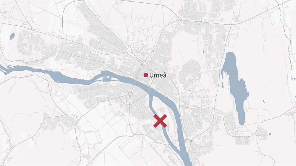 En karta över delar av Umeå med Umeälven där olycksplatsen är markerad med ett rött kryss.