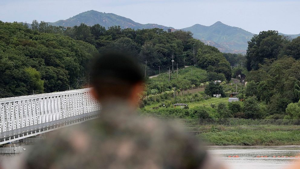 Sydkoreansk soldat ser över gränsen till den nordliga grannen.