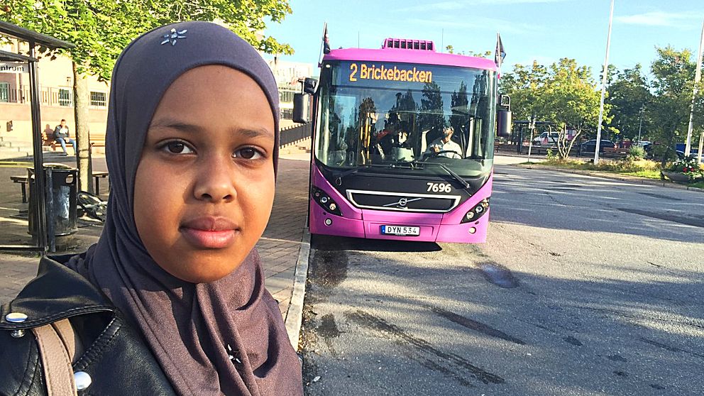 Salma Osman i förgrunden och en buss i bakgrunden