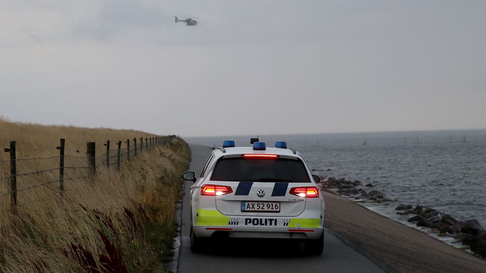 Danska polisen är på plats vid platsen där kroppen flutit upp.