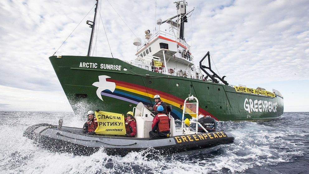 Arctic Sunrise på väg mot oljeplattformen Prirazlomnaja.