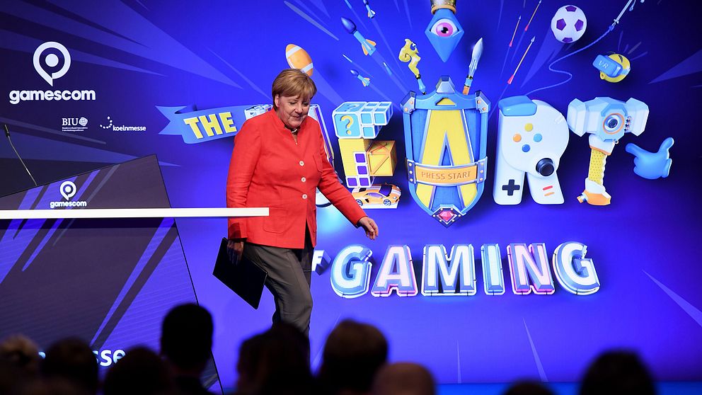 Angela Merkel inviger dataspelsmässa.