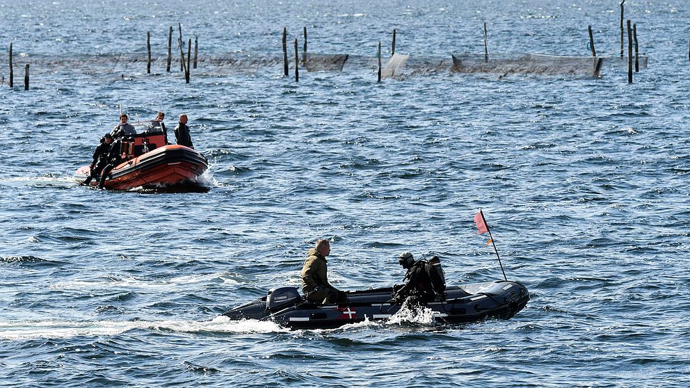 Dykare söker på tisdagen i vattnet där en kvinnokropp påträffats utanför Amager i Köpenhamn.
