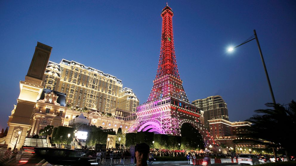 Vy över centrala Macao, med replika av det franska Eiffeltornet.