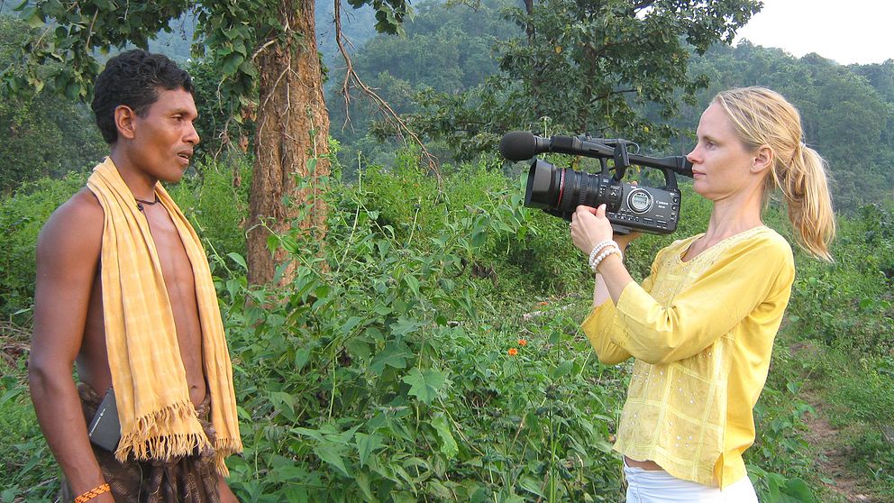SVT:s Indienkorrespondent Malin Mendel Westberg intervjuar och filmar en man i Orissa, Indien.