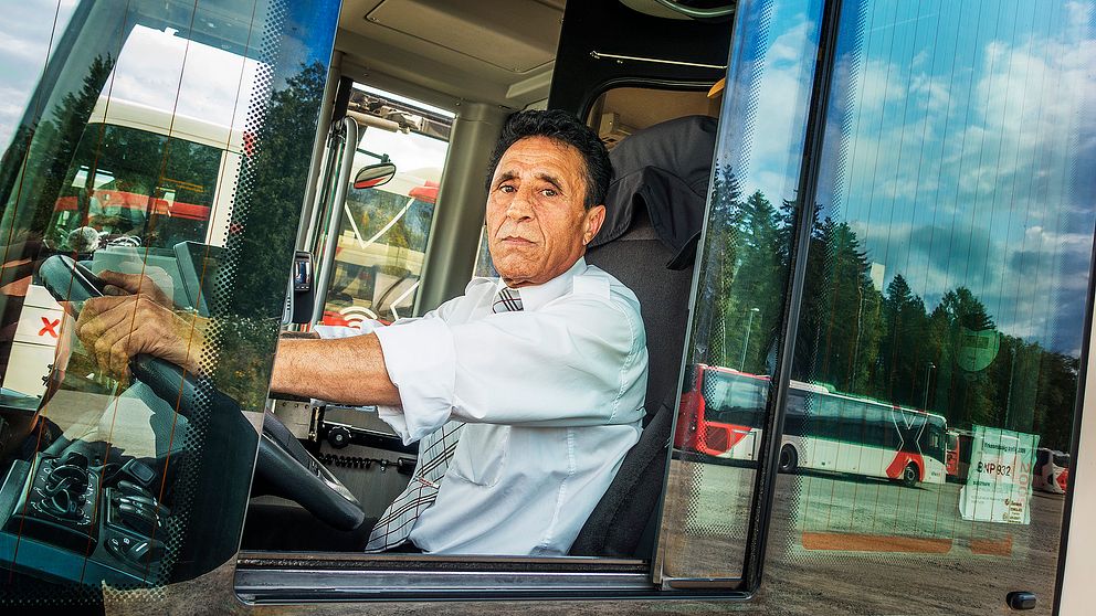 Busschauffören Fawzi Yanni sitter i sin buss.