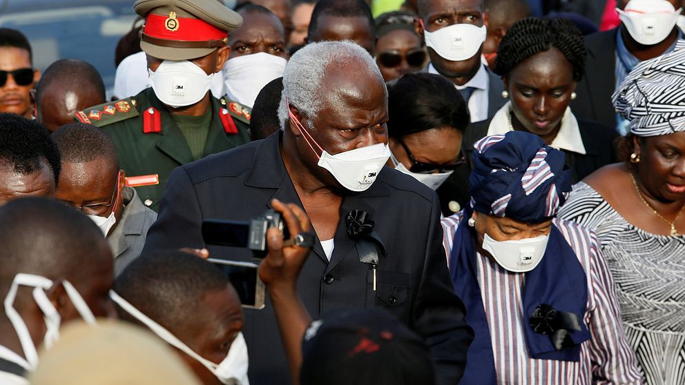 President Ernest Bai Koromba deltar i en begravningsceremoni.
