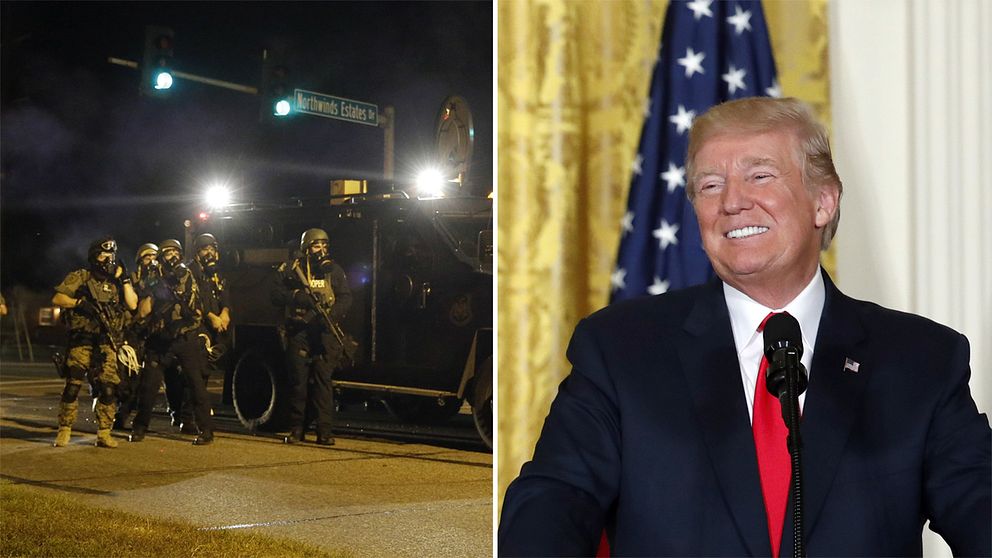 Till vänster amerikansk polis iförda hjälmar, gasmask, skyddsvästar framför ett pansarfordon. Till höger en bild på USA:s president Donald Trump, leendes. I bakgrunden skymtas en amerikansk flagga.