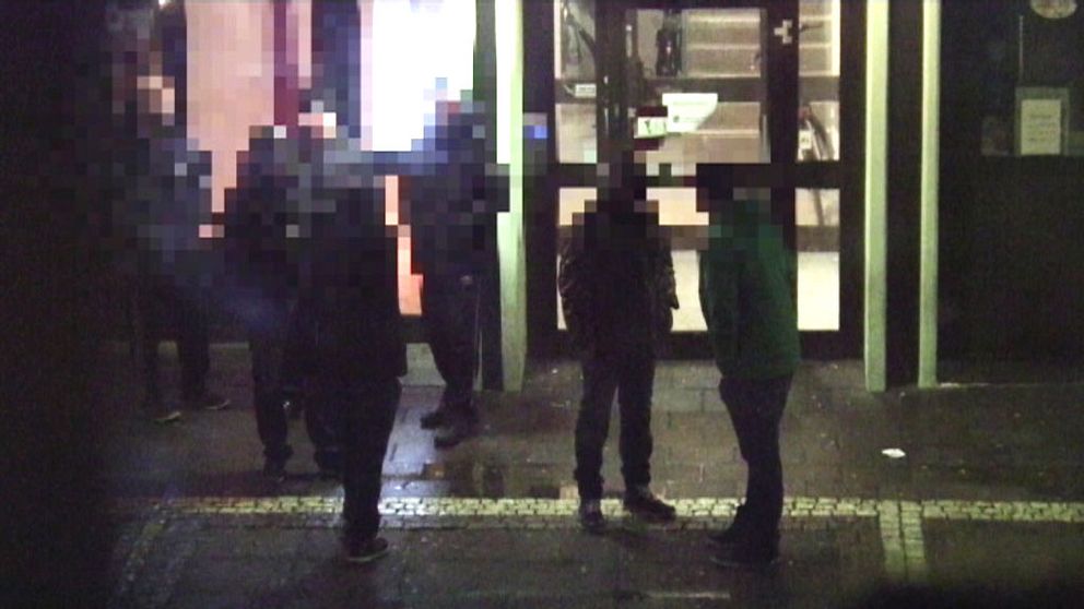 Misstänkta gängmedlemmar som smygfilmas av polis i Biskopsgården.