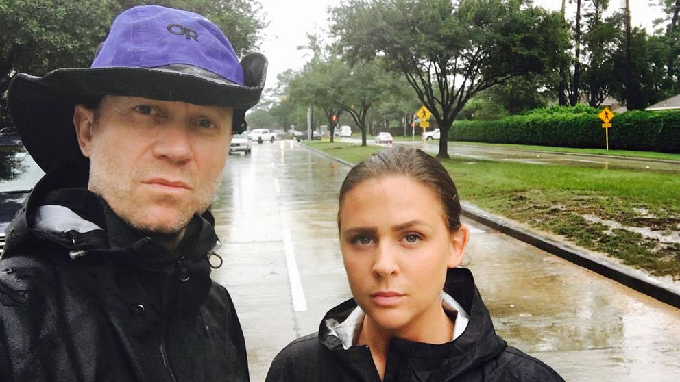 SVT:s fotograf Snorre Wik och reporter Ella Berger på plats i Houston.