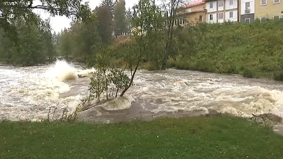 Vattenmassorna forsade med full kraft förbi Kramfors den 19 september.