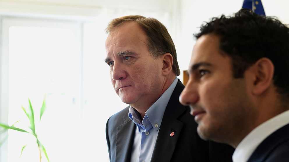 statsminister Stefan Löfven (S) och civilminister Ardalan Shekarabi (S) vid en pågående presskonferens i Katrineholm.