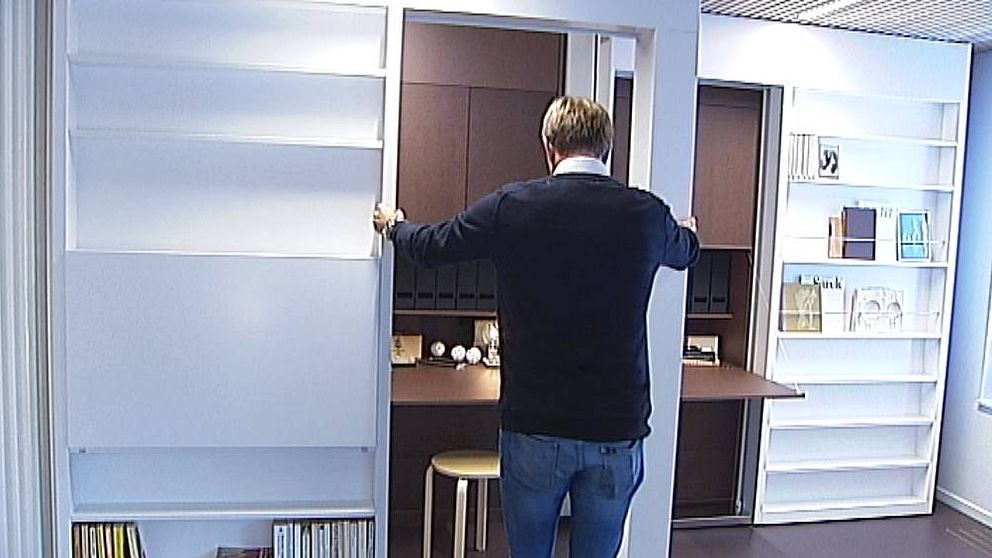 Stångåstadens vd, Fredrik Törnqvist visar hur väggar snabbt kan flyttas i lägenheten