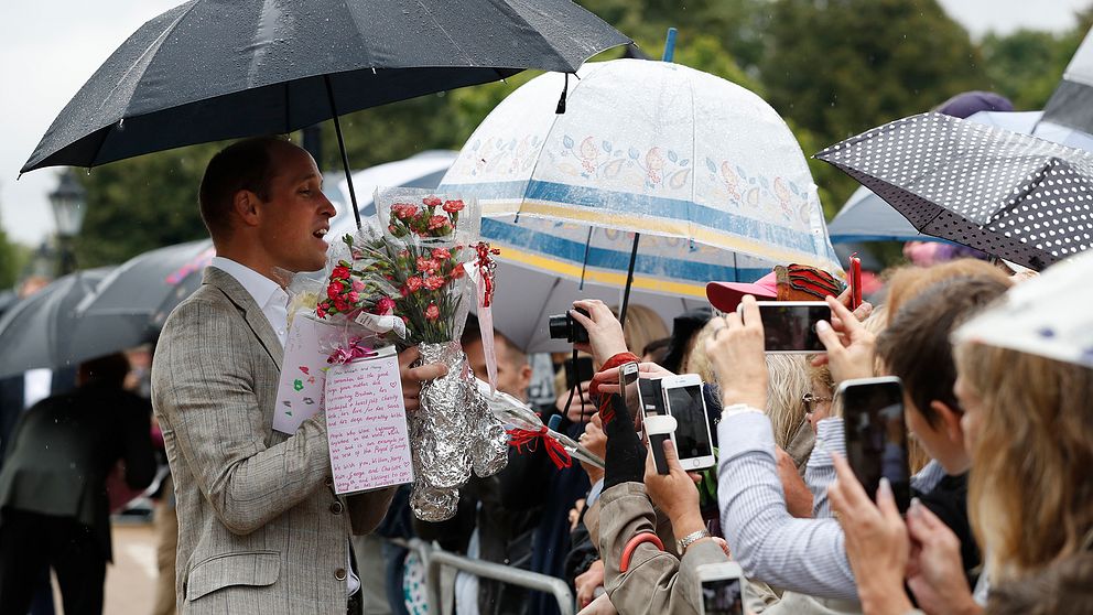 Prins William tar emot blommor från människor som vill hylla hans mor prinsessan Diana 20 år efter att hon omkom i en trafikolycka i Paris.
