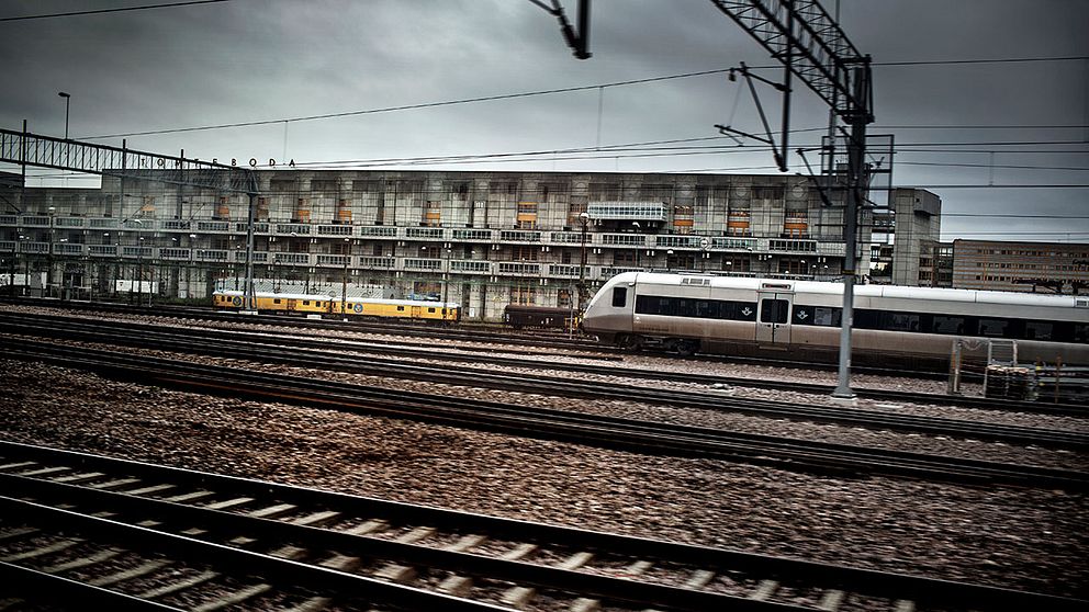 Tåg av modell SJ 3000 passerar Tomteboda på väg mot Stockholms central