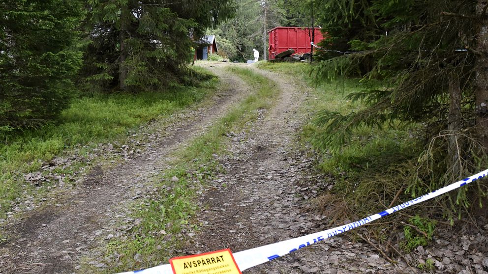Äldre man hittades död i soptunna på ett ödetorp i Svenljunga.