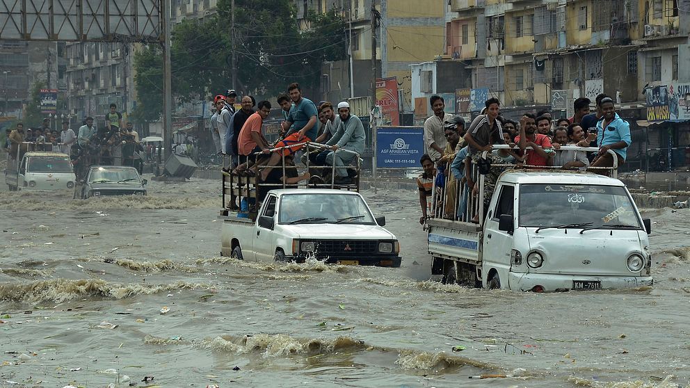 Pakistan har drabbats hårt av översvämningar. Många områden i landets största stad Karachi, med över elva miljoner invånare, står under vatten sedan regnet började vräka ner på onsdagskvällen.