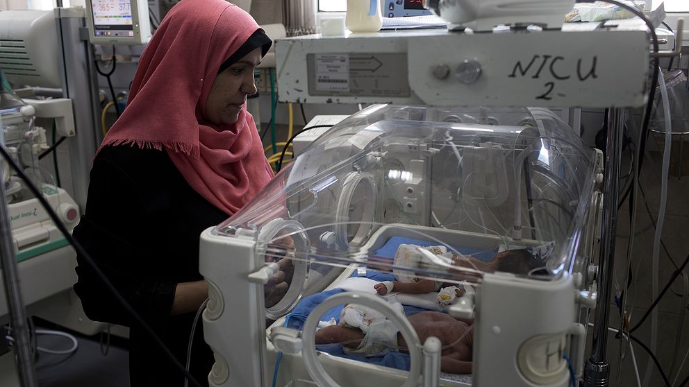 Över 70 barn delar på 34 kuvöser här på sjukhuset Al Sifha på Gaza.