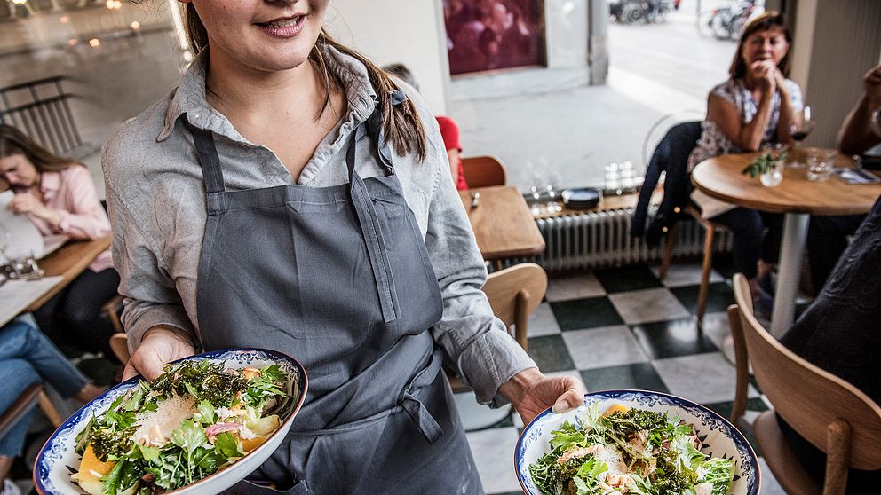 En kvinna som jobbar på kafé.