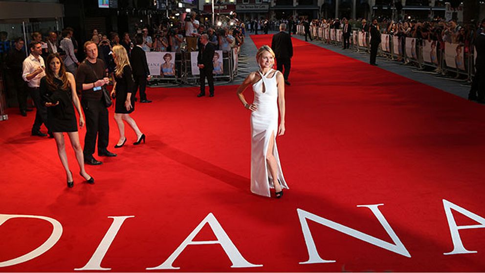 Naomi Watts anländer till premiären av ”Diana” på en biograf i centrala London.