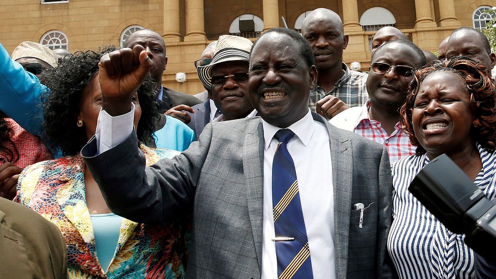 Oppositionsledaren Raila Odinga firar efter beskedet att nyval ska hållas