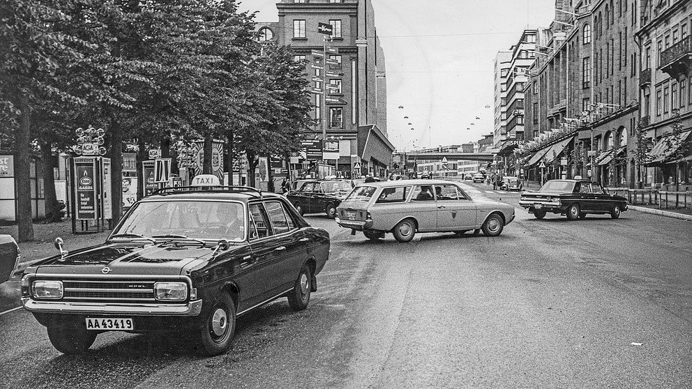 Bilden visar Hamngatan i Stockholm klockan 05.00, 3:e september 1967, när Sverige bytte från vänster- till högertrafik.